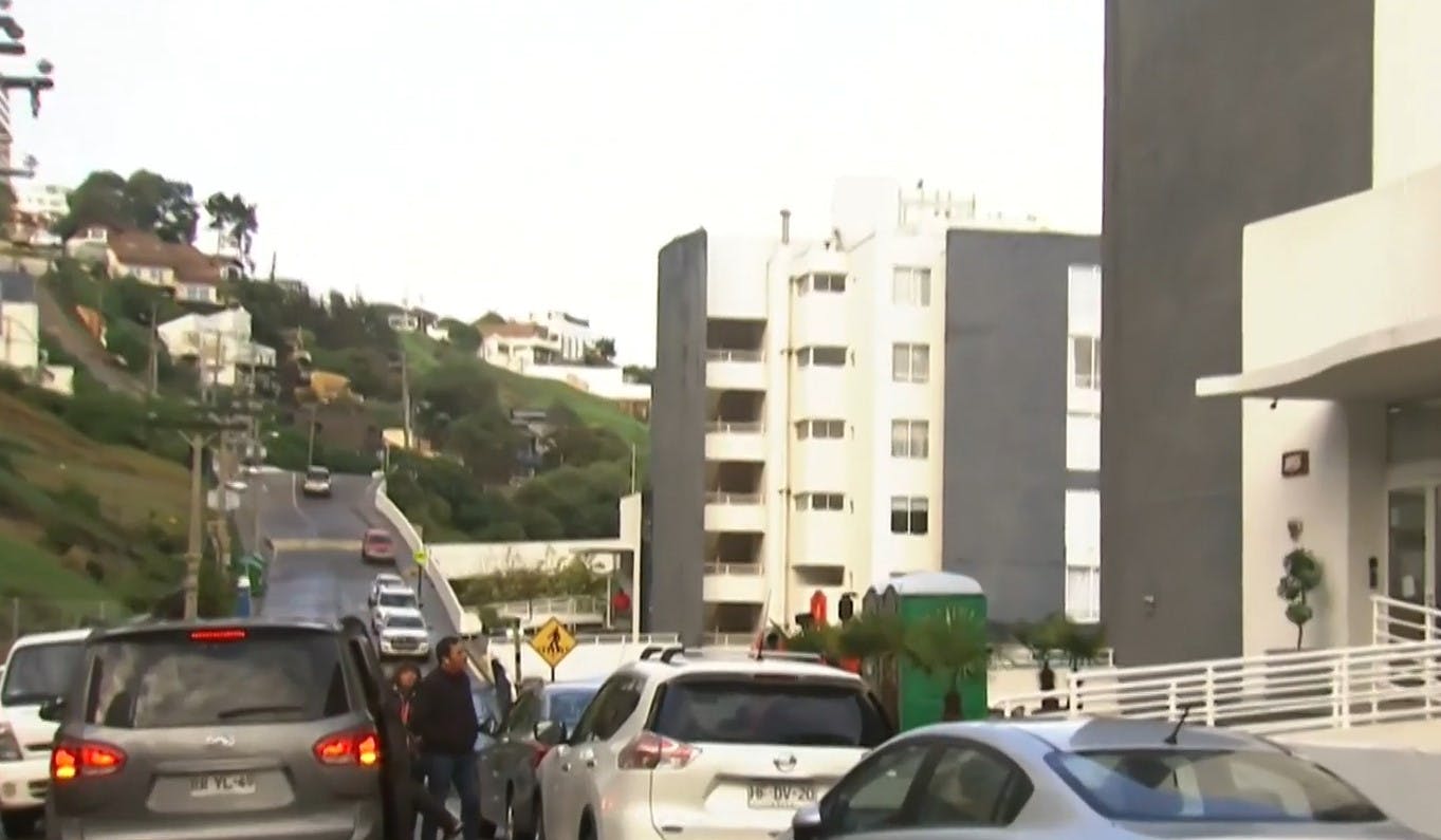 Comienza desalojo en edificio inhabitable por socavón de Reñaca