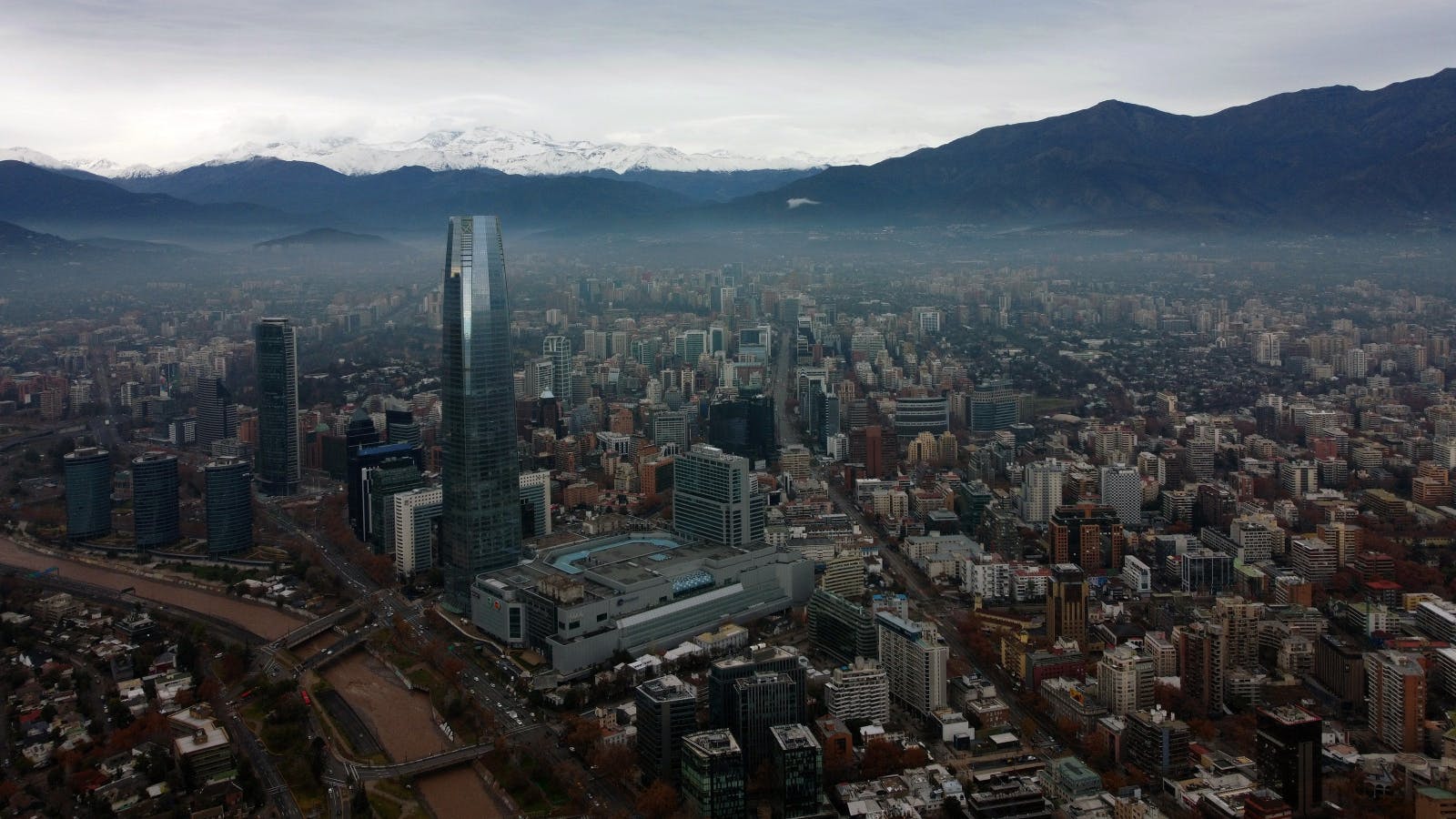 Santiago, sexta ciudad más cara de Sudamérica: Supermercado es caro, también pagar luz, agua y gas