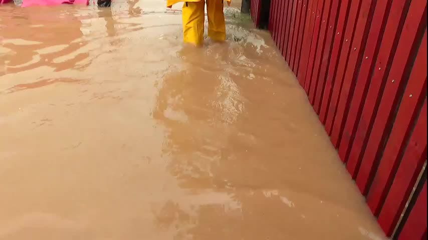Voluntarios ayudan a limpiar las zonas afectadas en Curanilahue