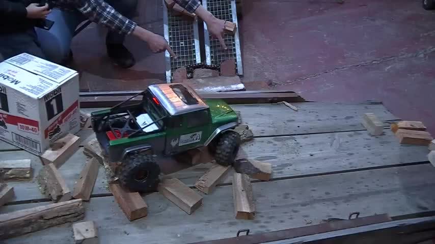 Divertida carrera de vehículos  manejados a radiocontrol