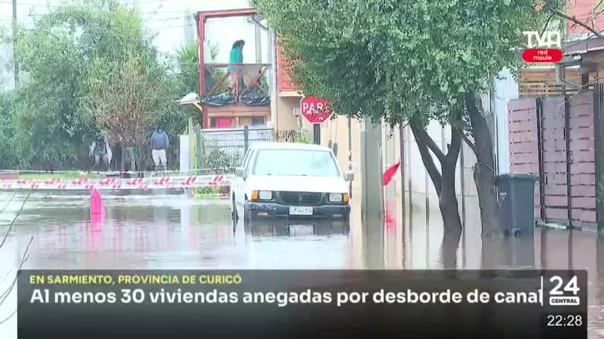 Calles y viviendas anegadas por desborde de canal