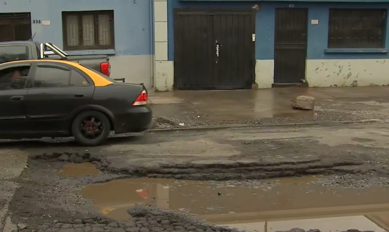 "¡Se ven hasta las capas geológicas!": Vecinos denuncian empeoramiento de calle por las lluvias