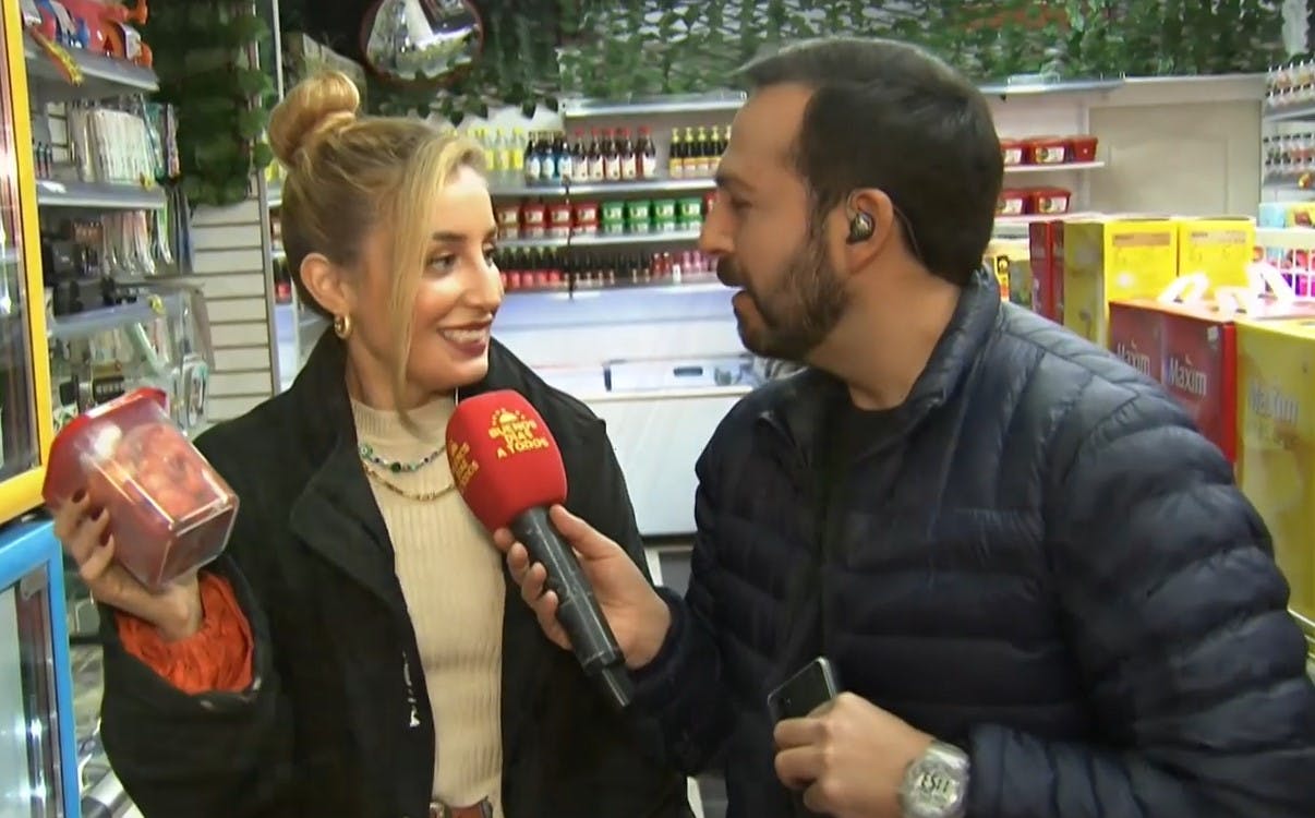 Dani y Rafa buscan los ingredientes para preparar un rico ramen 