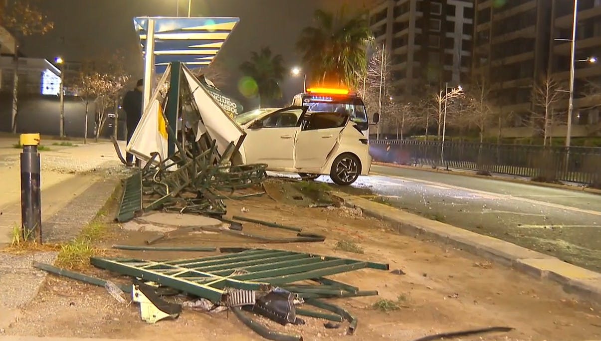 Y escapó: Conductora arrasca con paradero en Las Condes 