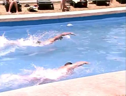 Entrenamiento: los reclutas practican natación 