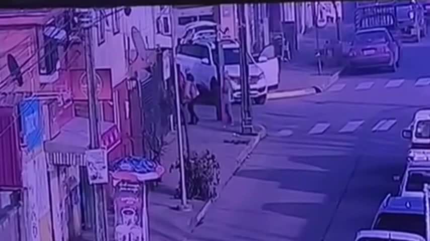 Banda escapa con 25 millones de pesos tras golpear a guardia