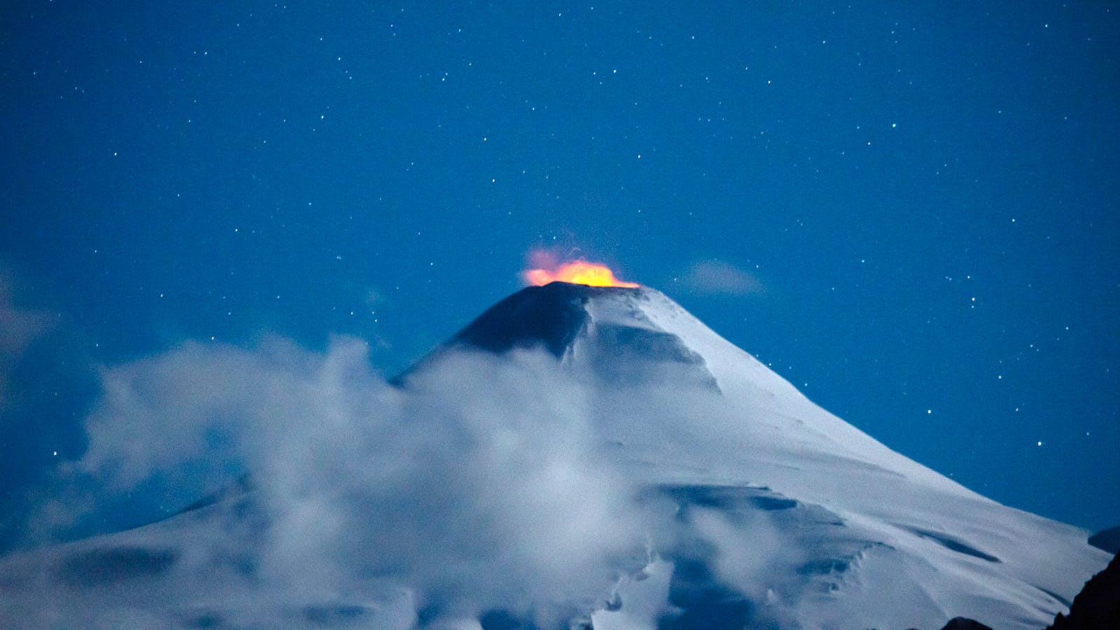 Experto por actividad del volcán Villarrica: Es muy difícil predecir lo que pueda ocurrir