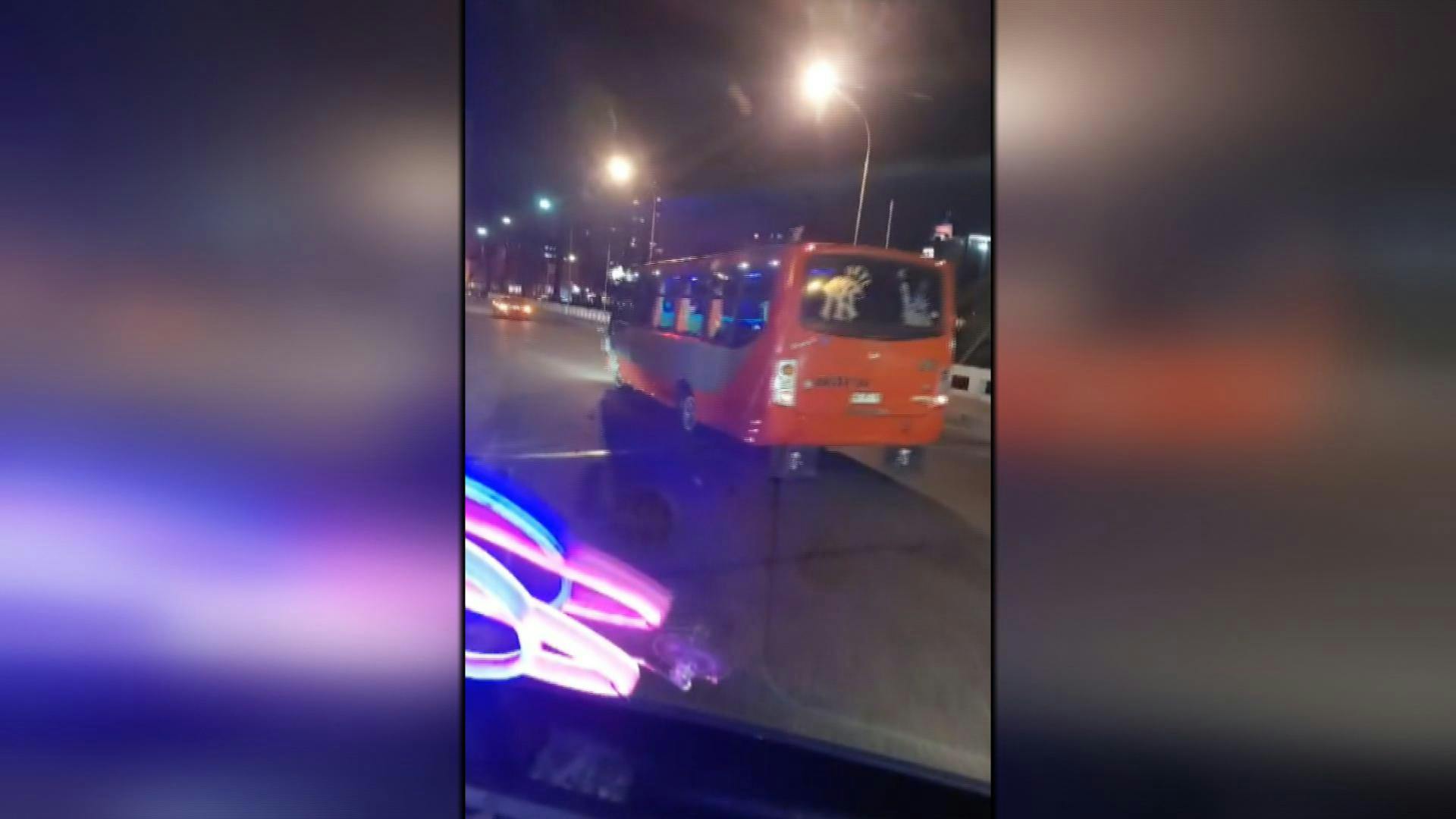Violenta agresión contra chofer y microbús por parte de otro conductor