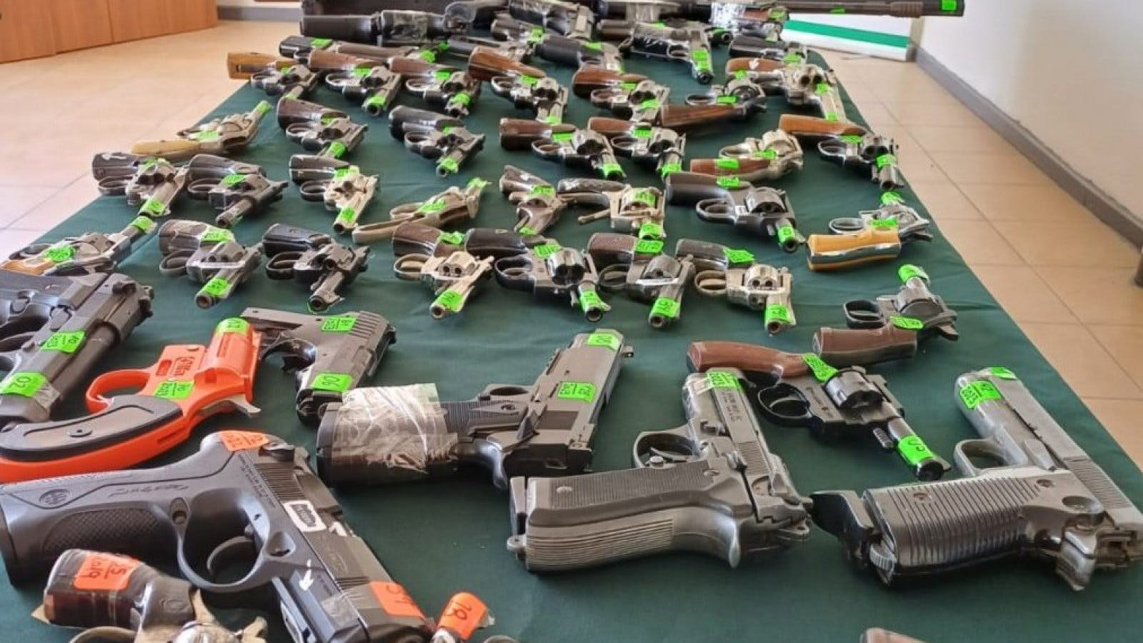 "¡¿Quién va a una fiesta con pistolas?": El análisis de expertos sobre el control de armas en Chile