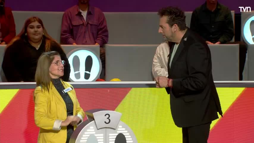 Participante le hace tierno regalo a Daniel Fuenzalida