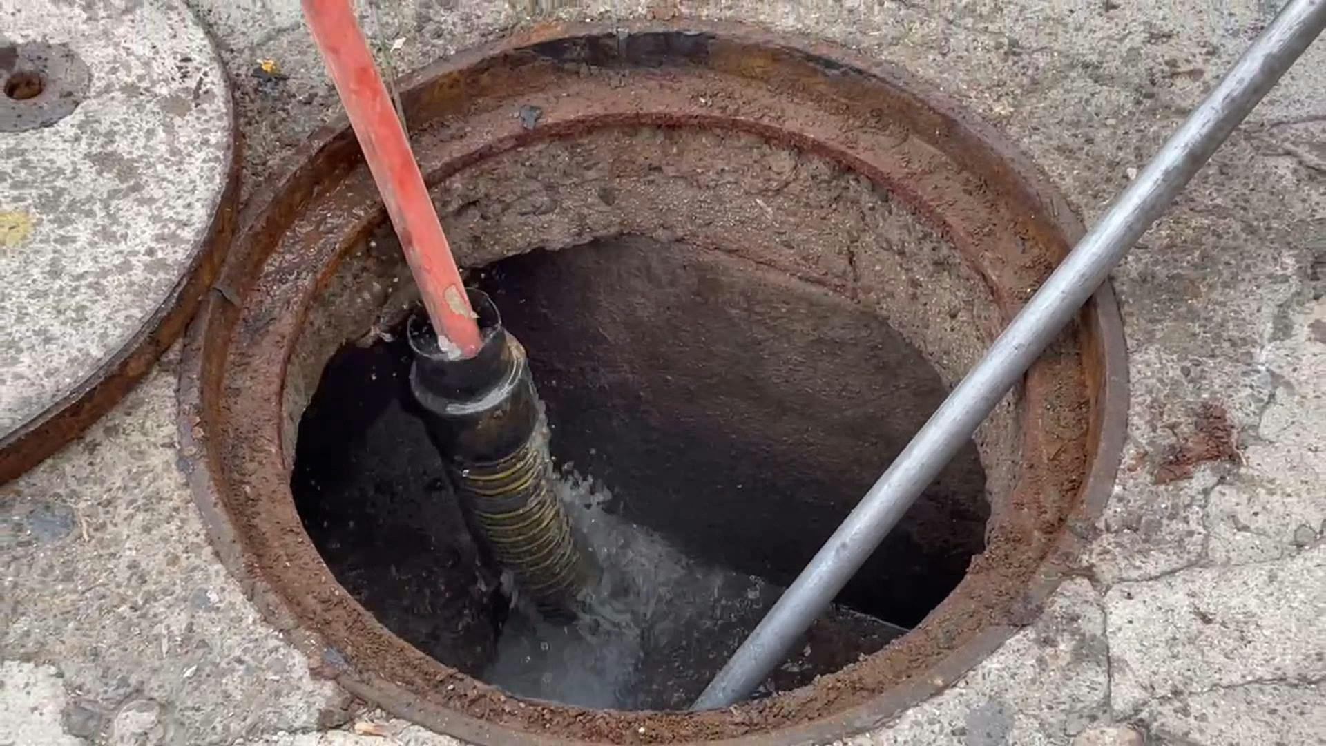 Esval invierte en modernas cámaras para monitorear alcantarillados en la región