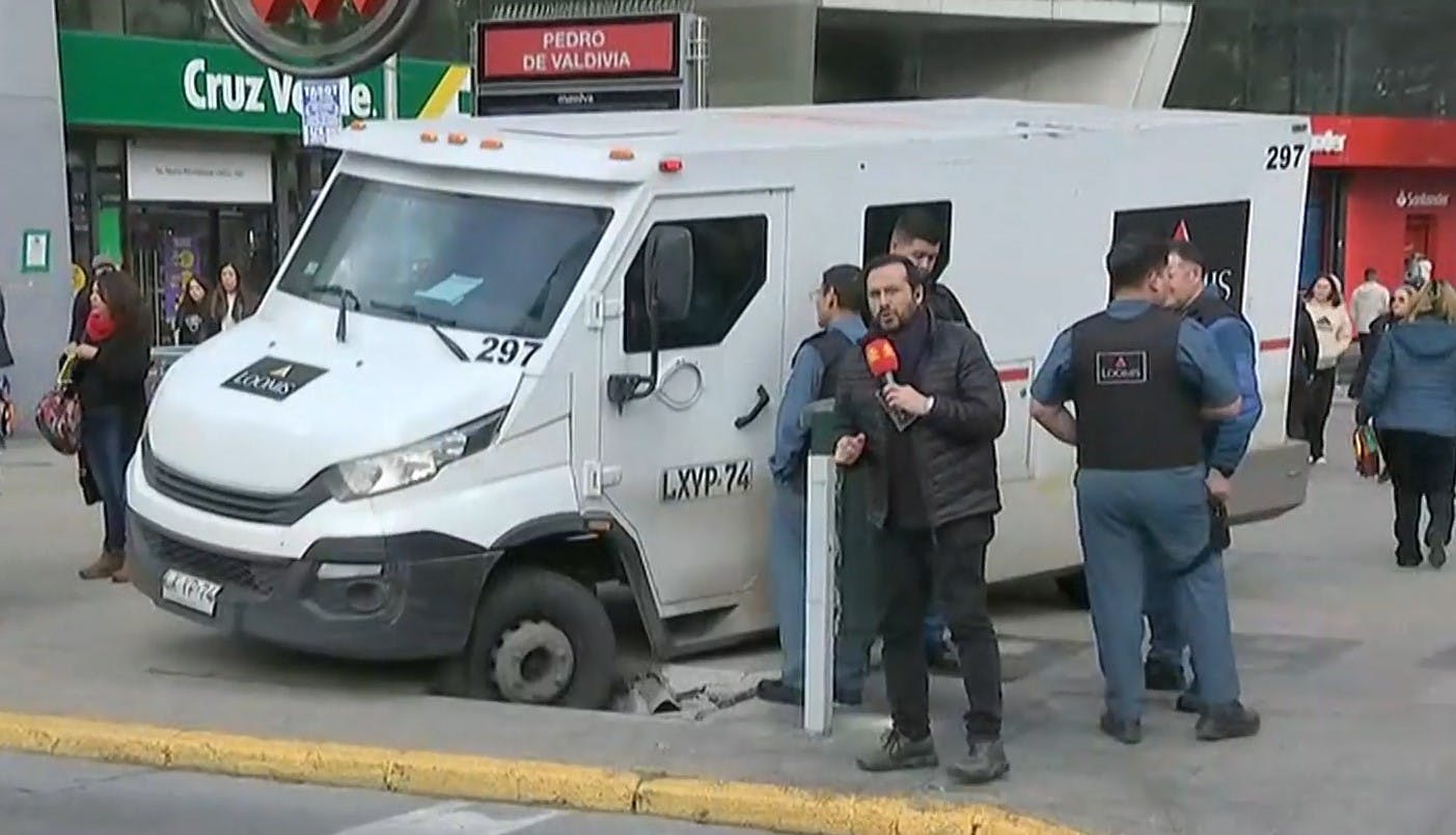 Insólito: Camión de valores está atascado en un hoyo en Providencia