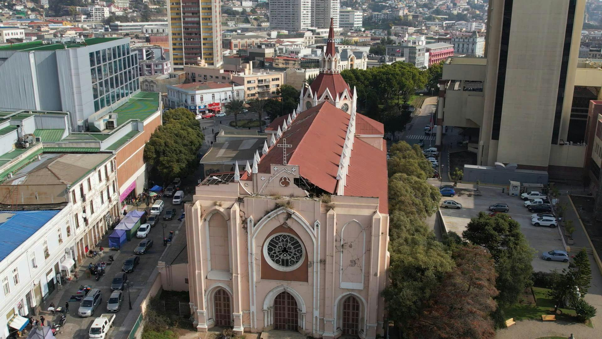 Municipio de Valparaíso oficiará al Papa Francisco para que apoye restauración de Iglesia Doce Apóstoles