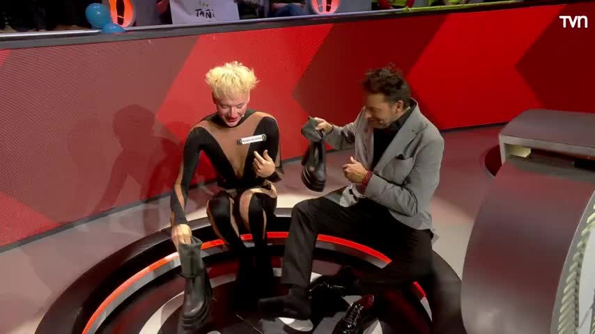 Tuvo que sacarse las botas: Reina de Chile le presta su calzado a Daniel