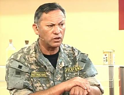 El instructor Reinaldo González se enoja ante el comportamiento de los reclutas
