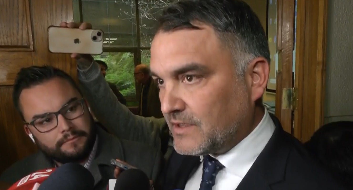 Javier Macaya reconoce "error" en sus declaraciones al defender a su padre 