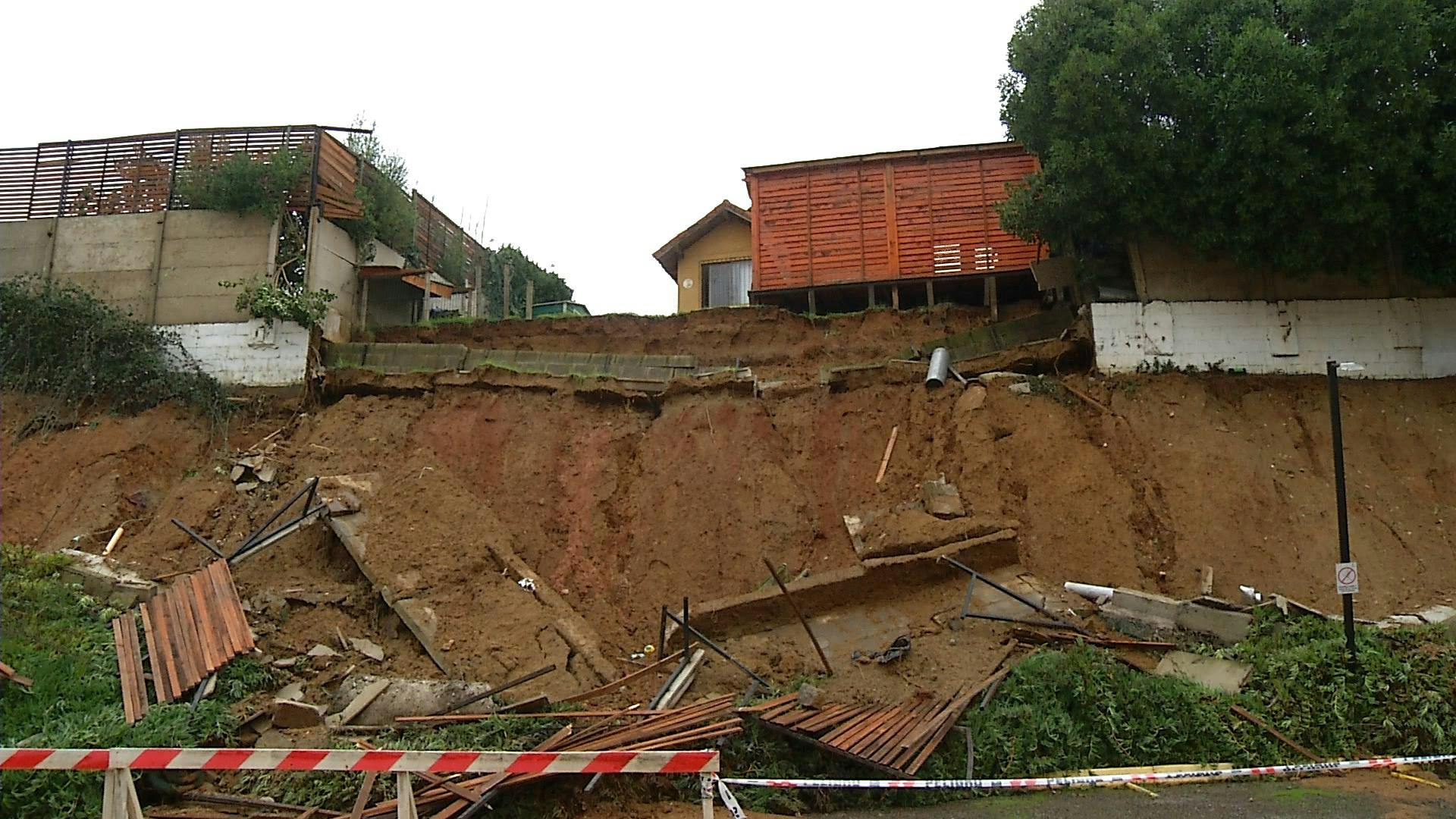 Vecinos de Curauma temen que terrenos afectados por lluvias cedan y provoque derrumbe de viviendas