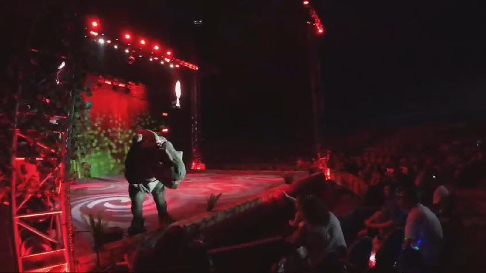 Cartelera de espectáculos: circo de Dinosaurios en sitio cero de puerto