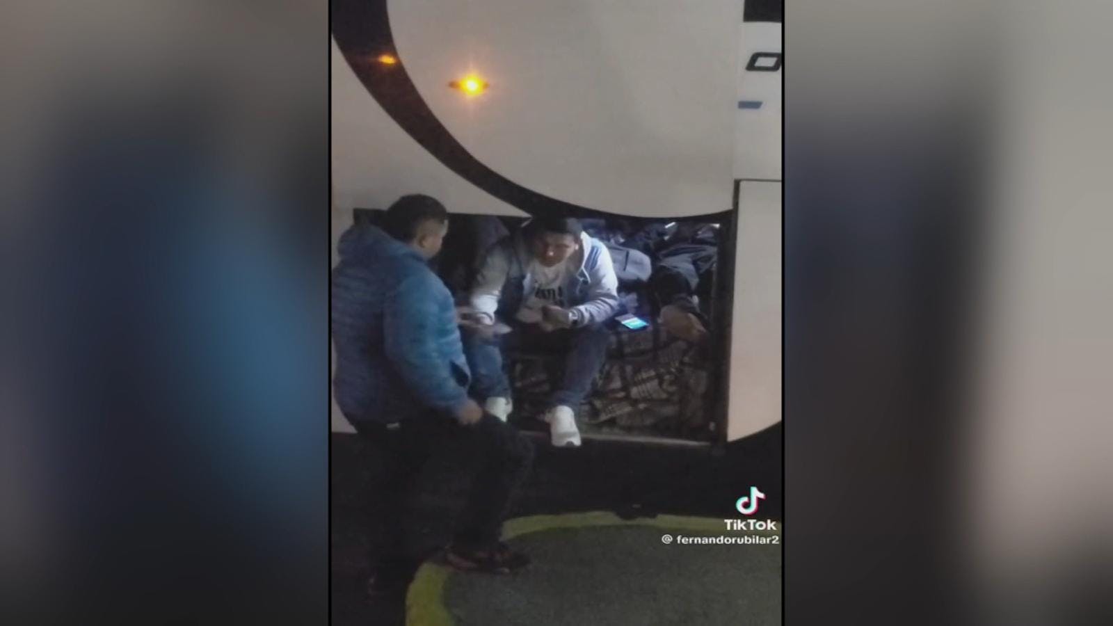 Viralizan grave situación pasajeros de un bus viajan en compartimento para maletas