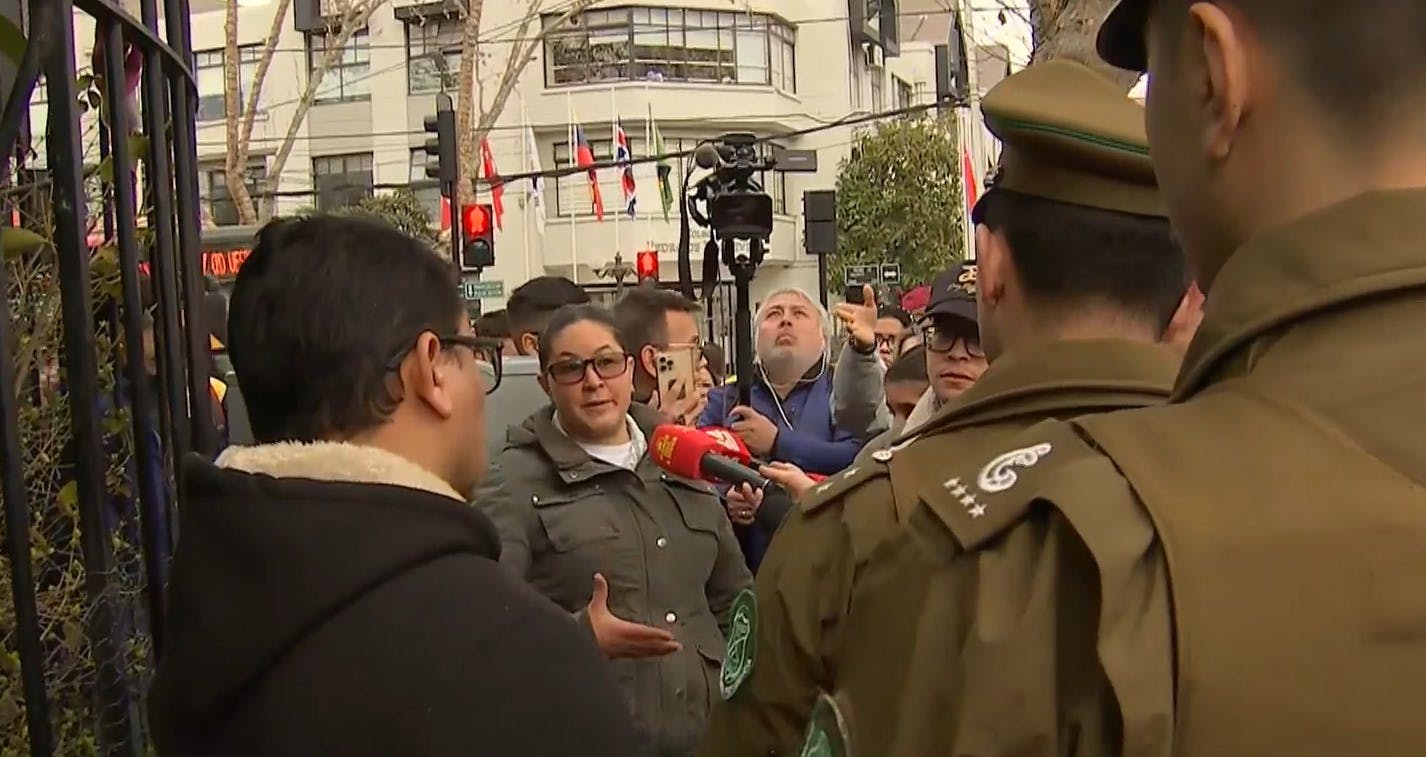 "No se realizarán trámites": La incertidumbre de venezolanos por el cierre de su embajada en Chile 