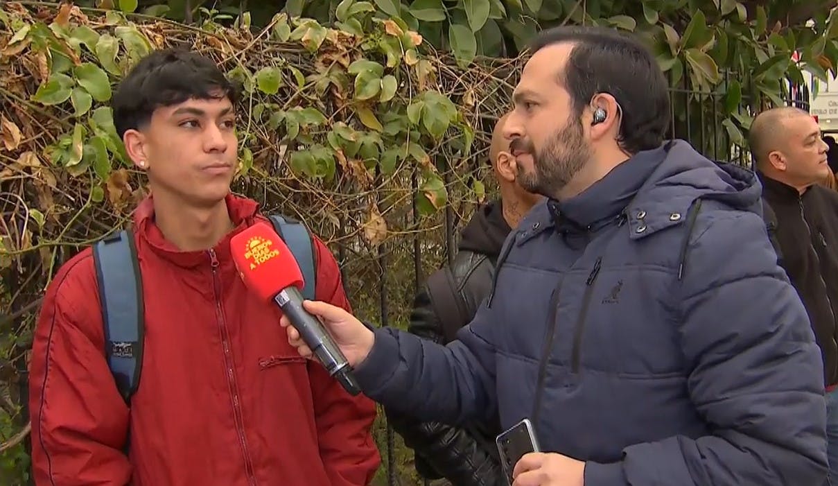 Angustia e incertidumbre: Siguen llegando venezolanos a su embajada por trámites 