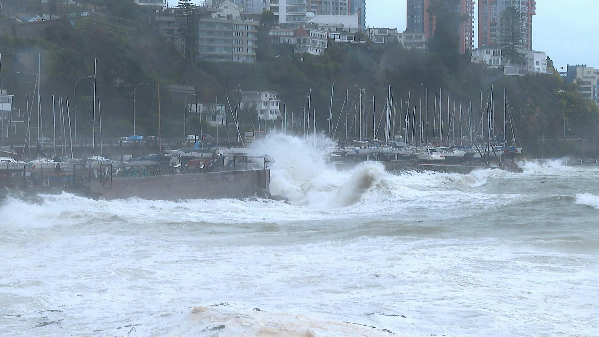 Anuncian olas de hasta seis metros por paso de sistema frontal en la región