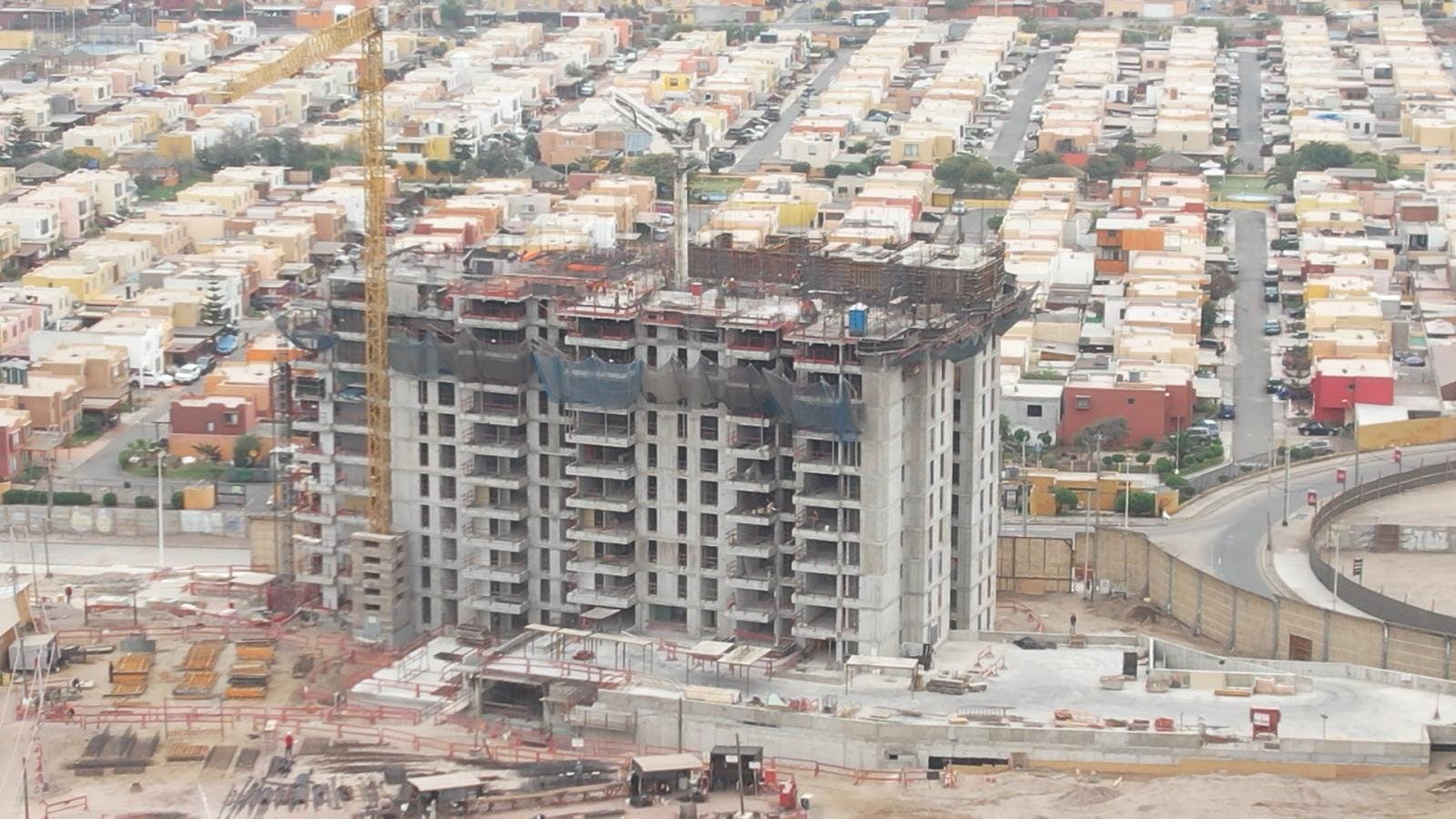 Vecinos de edificio de sector norte denuncian daños por tronaduras