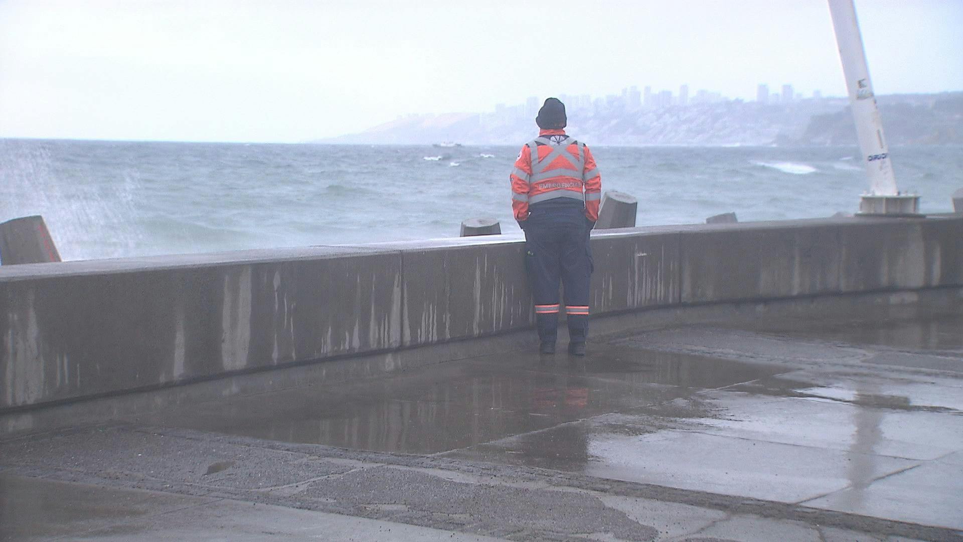 Armada realiza fuerte llamado a no acercarse a la orilla de la costa mientras dure el sistema frontal