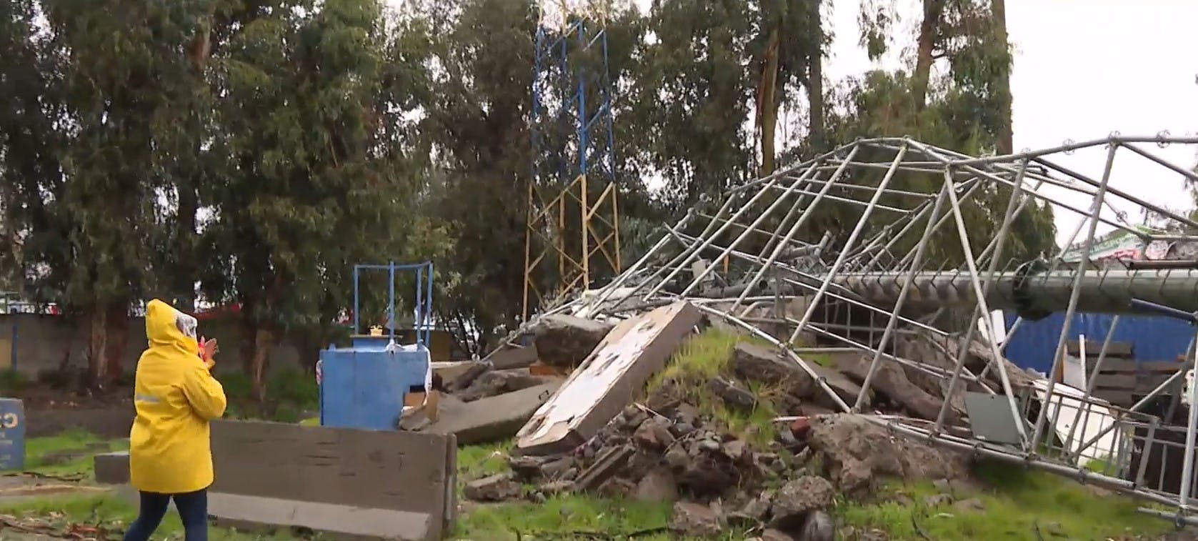 ¡De no creer! Así fue la impactante caída de antena de telefonía en Peñalolén 