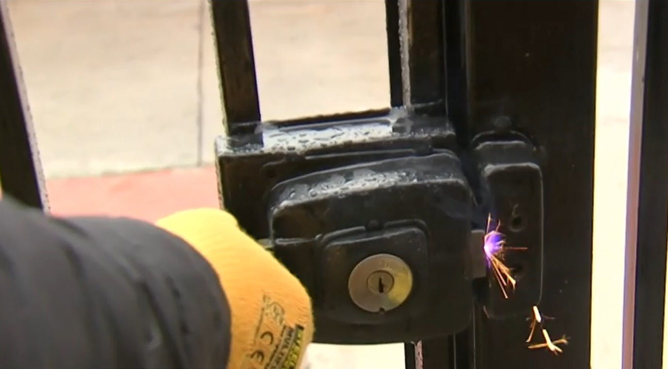 ¡Encerrados en sus casas! Vecinos en peligro por rejas electrificadas 