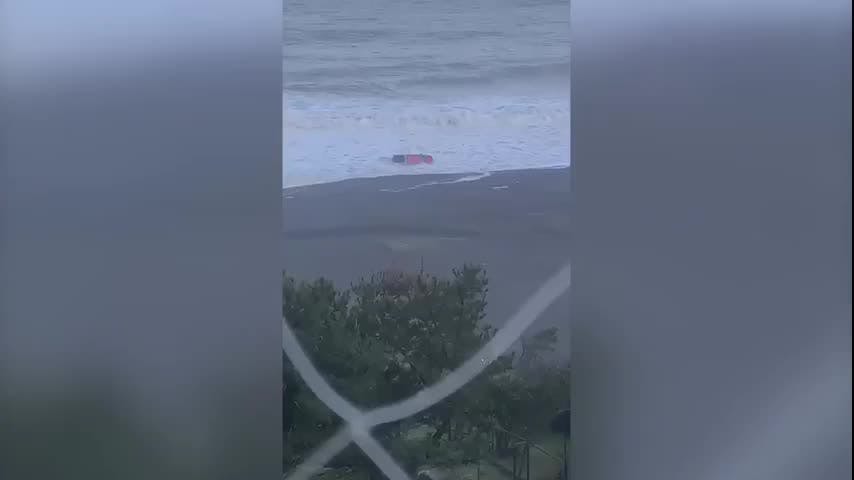 El mar arrastró una camioneta en San Pedro de la Paz
