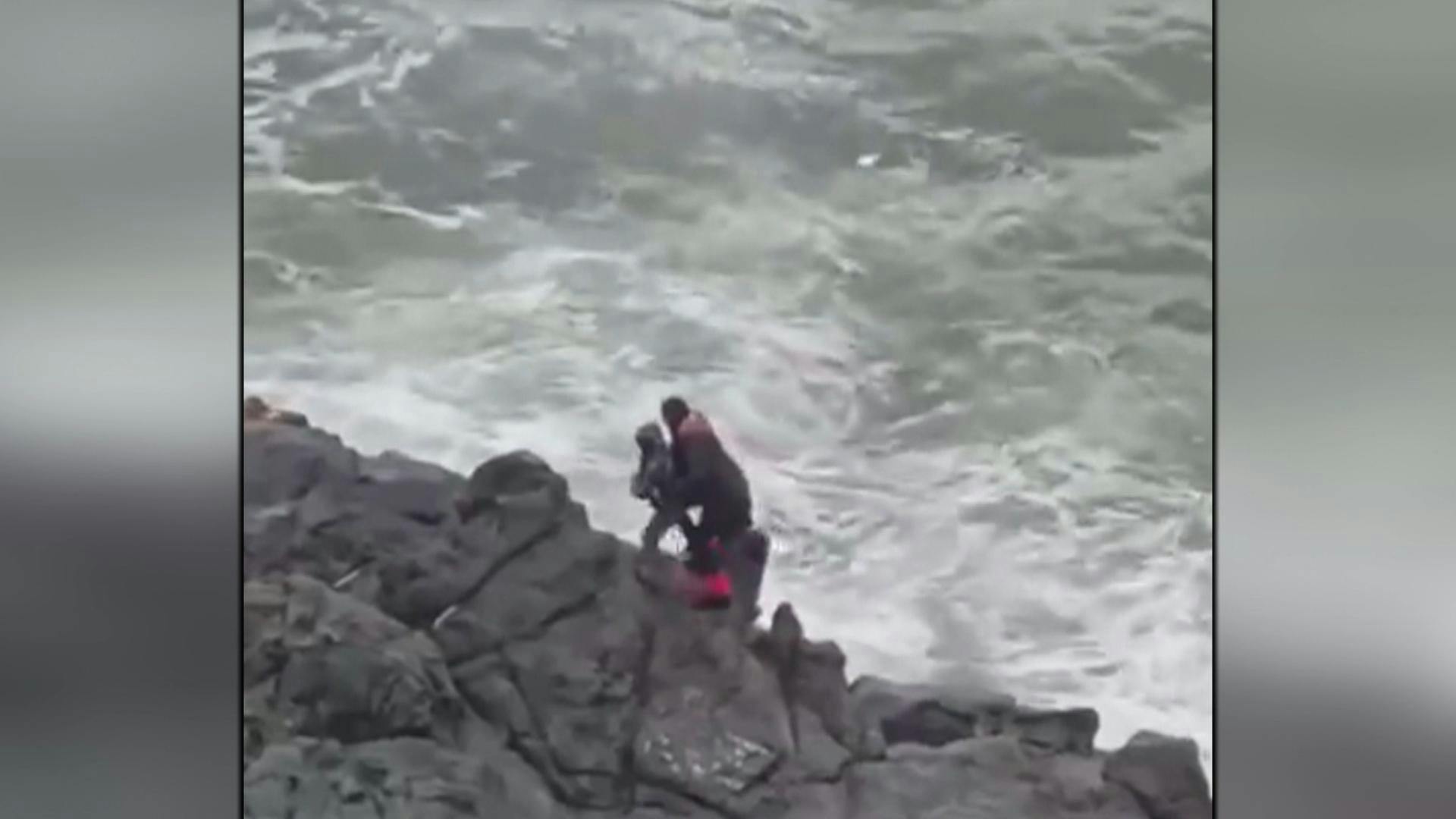 Madre expone a su hija a marejadas para poder sacar una fotografía