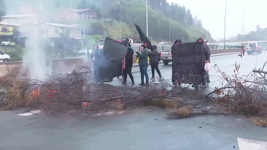 Afectados por anegamiento cortan ruta 146