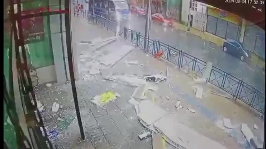 Cae estructura en pleno centro de Talcahuano durante temporal