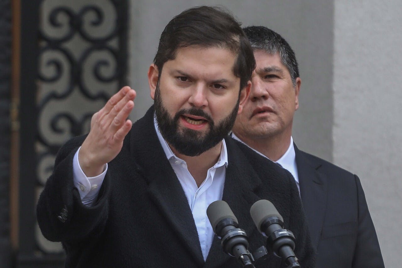 Presidente Boric acusa "graves inoperancias e incumplimientos" de las empresas de luz