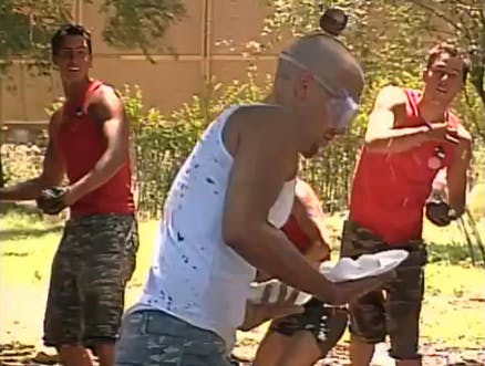 Competencia por equipos: huevos, barro y proyectiles 