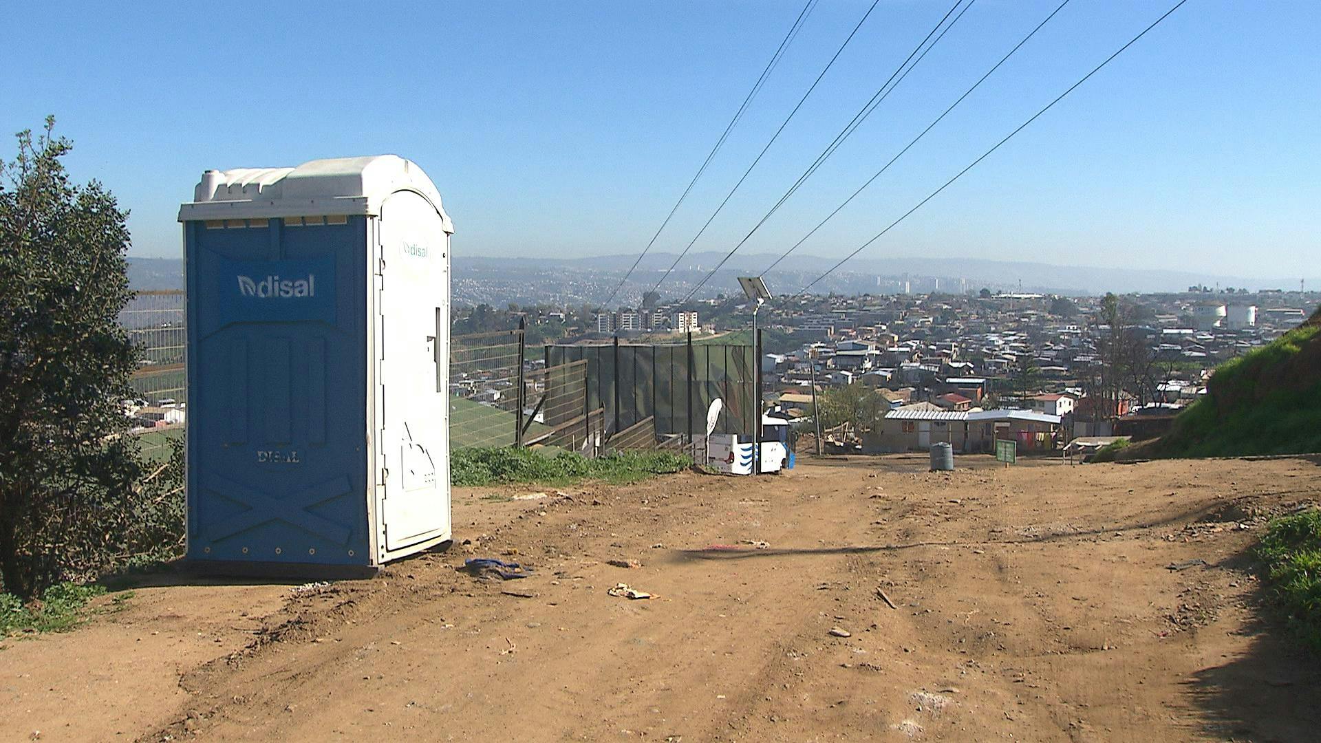 Damnificados por el mega incendio denuncian el retiro de los baños químicos de los sectores siniestrados