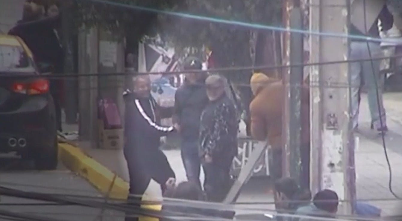 Con armas y amenazas: Mafias de ambulantes de toman el centro de San Bernardo