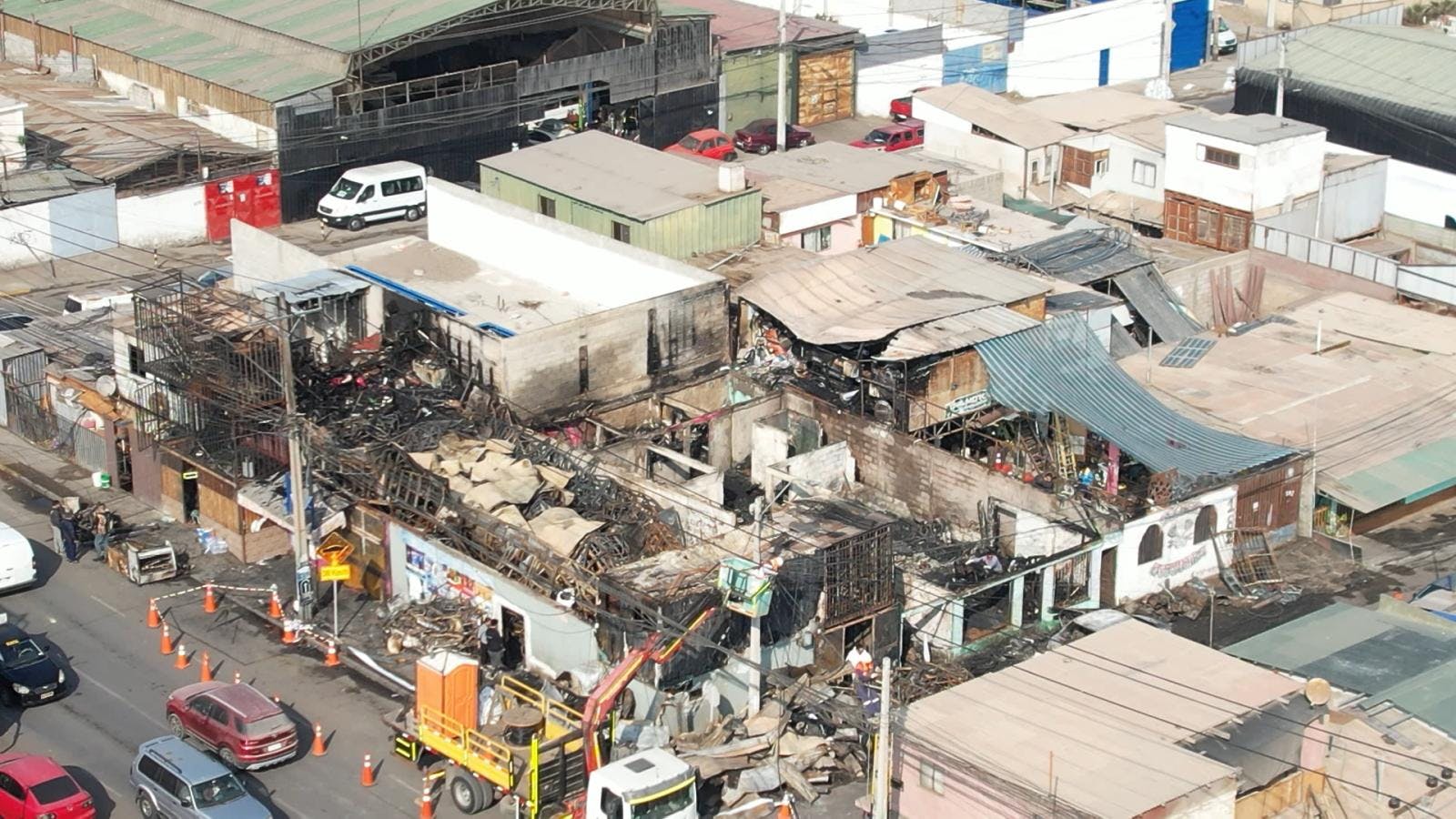 Investigan causas de incendio en población Los Pinares
