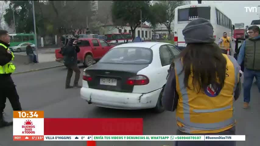 Auto se da a la fuga en plena fiscalización en Santiago Centro: Llevaba a una menor de edad