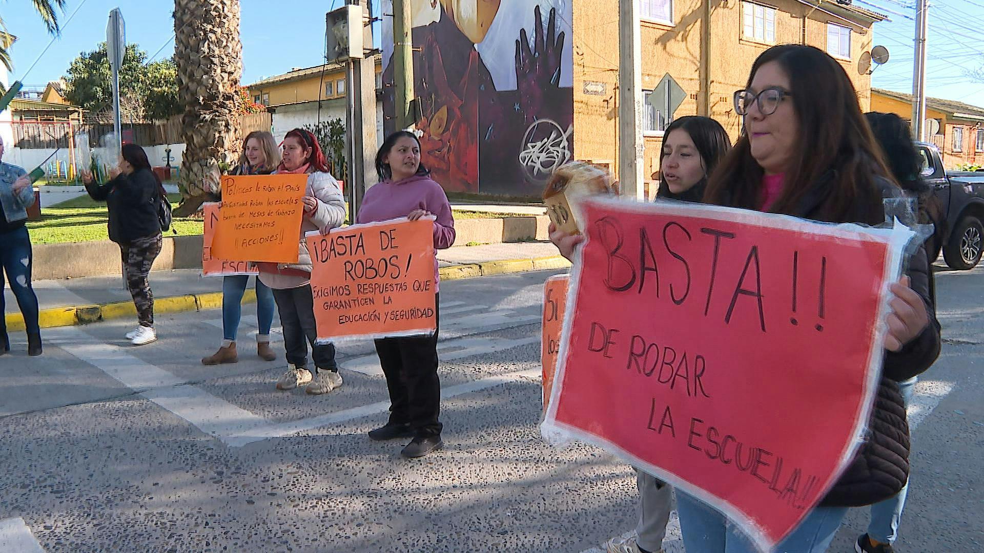 Apoderados protestan ante constantes robos en centro educacional de Valparaíso