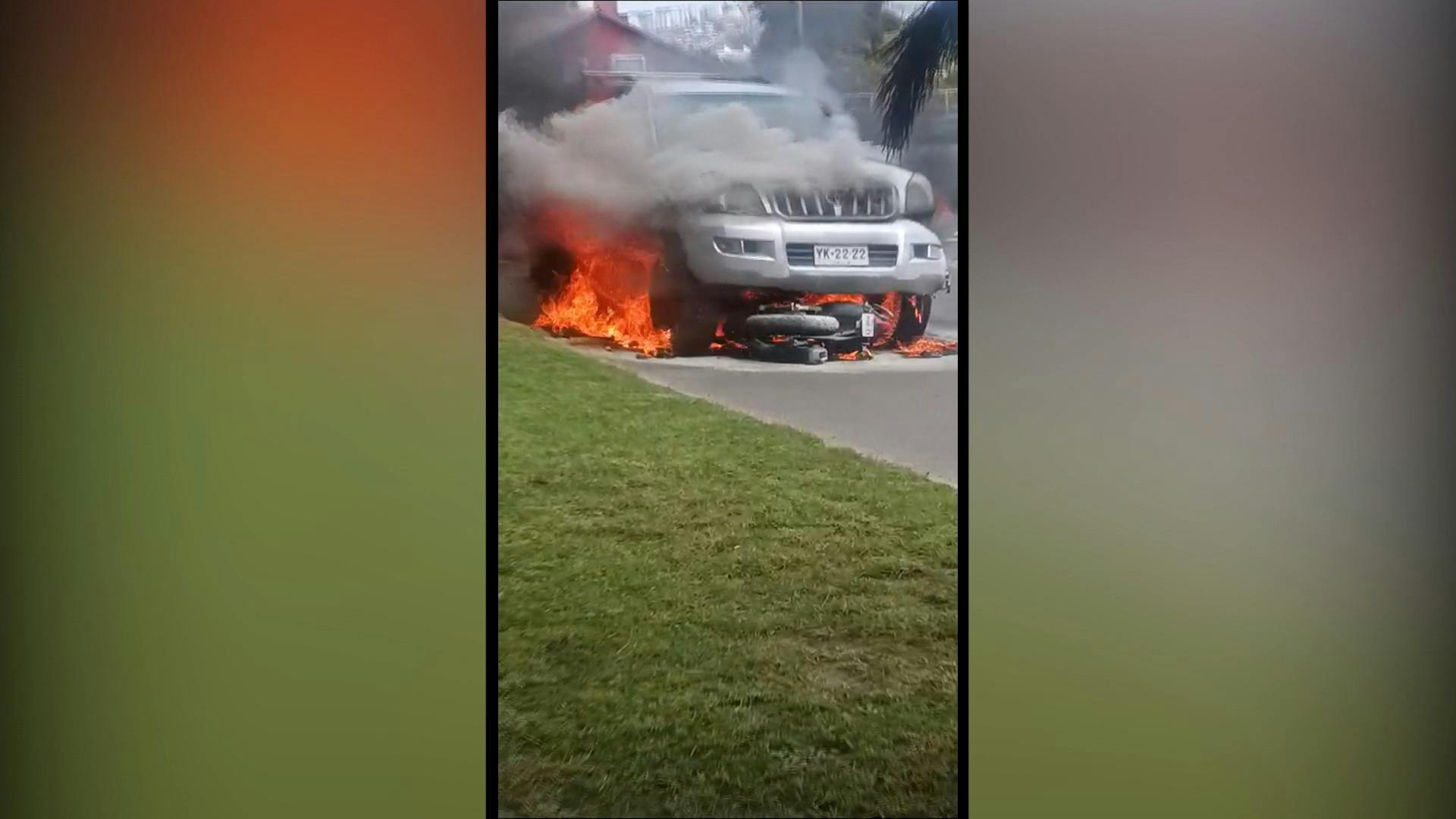Accidente en Viña del Mar dejó un automóvil y una motocicleta calcinada