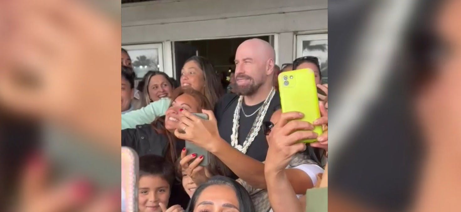 ¡Tremenda visita! John Travolta disfruta de Rapa Nui 
