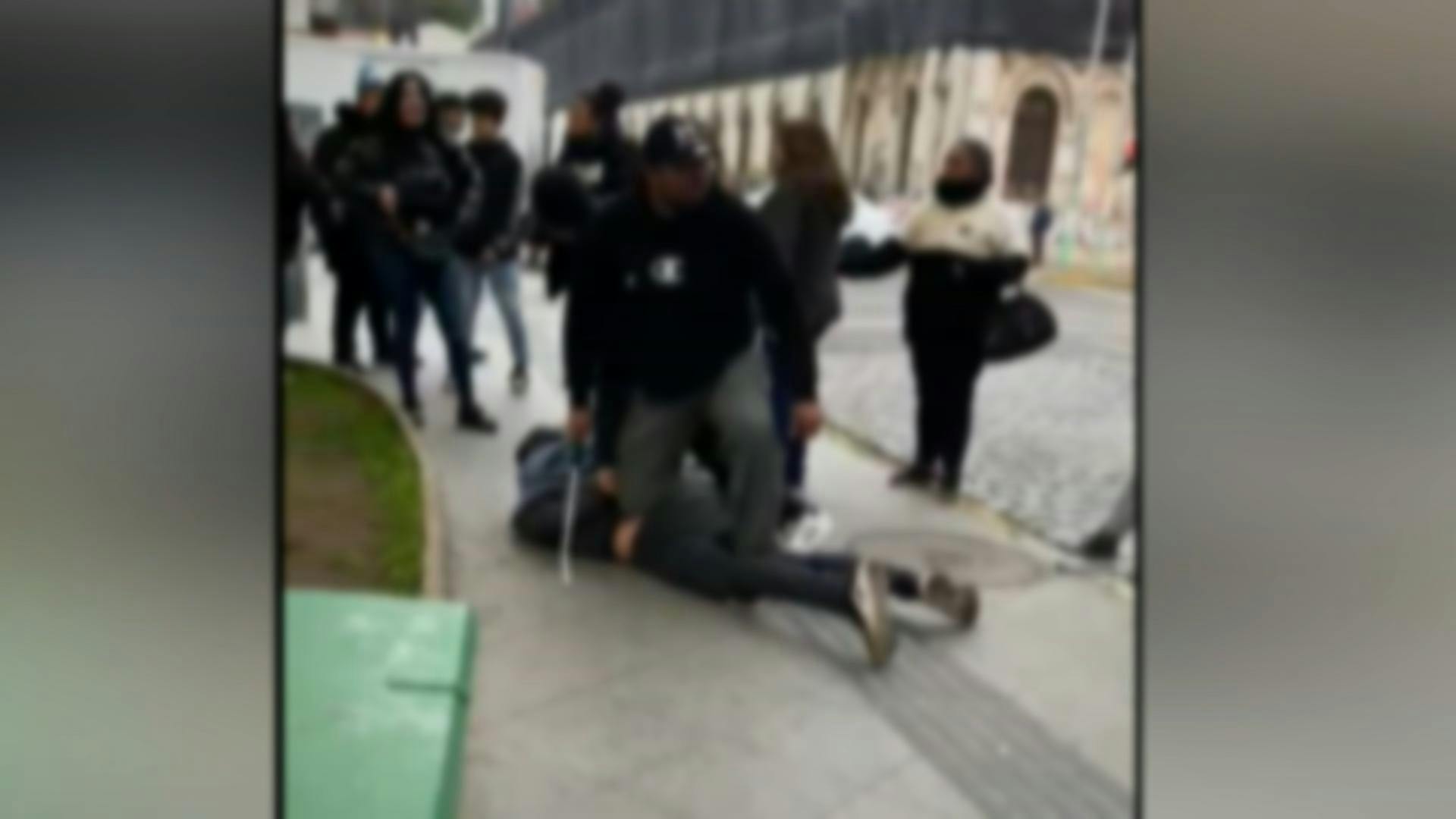 Sujetos reducen con bastones retractiles y electroshock a una persona en Valparaíso