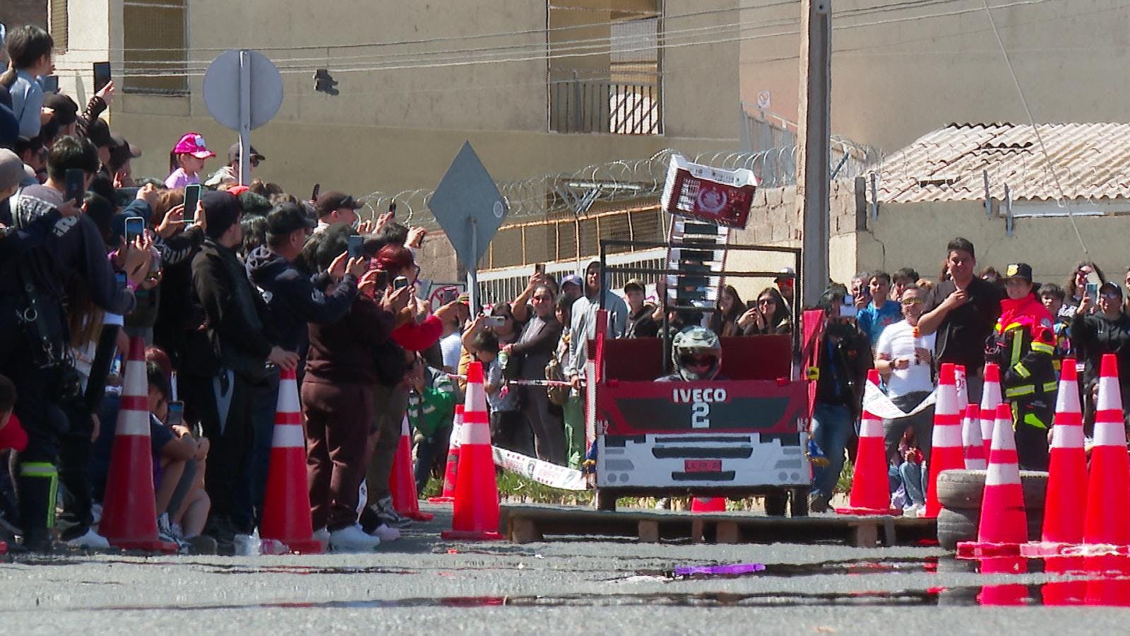 Primera carrera de autos locos de bomberos 