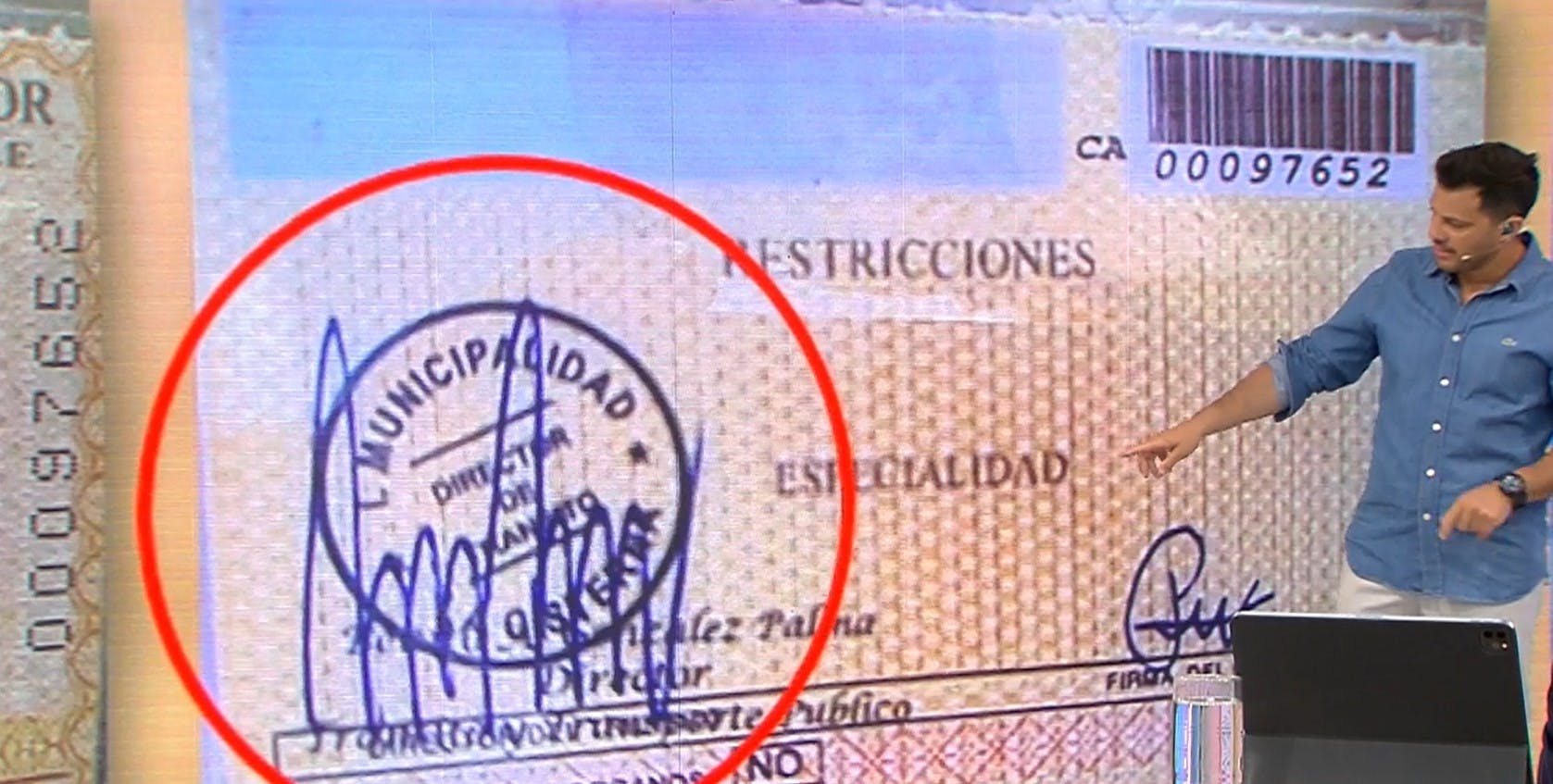 ¡Grave sorpresa! Licencia de conducir falsa tiene firma de persona fallecida hace cinco años