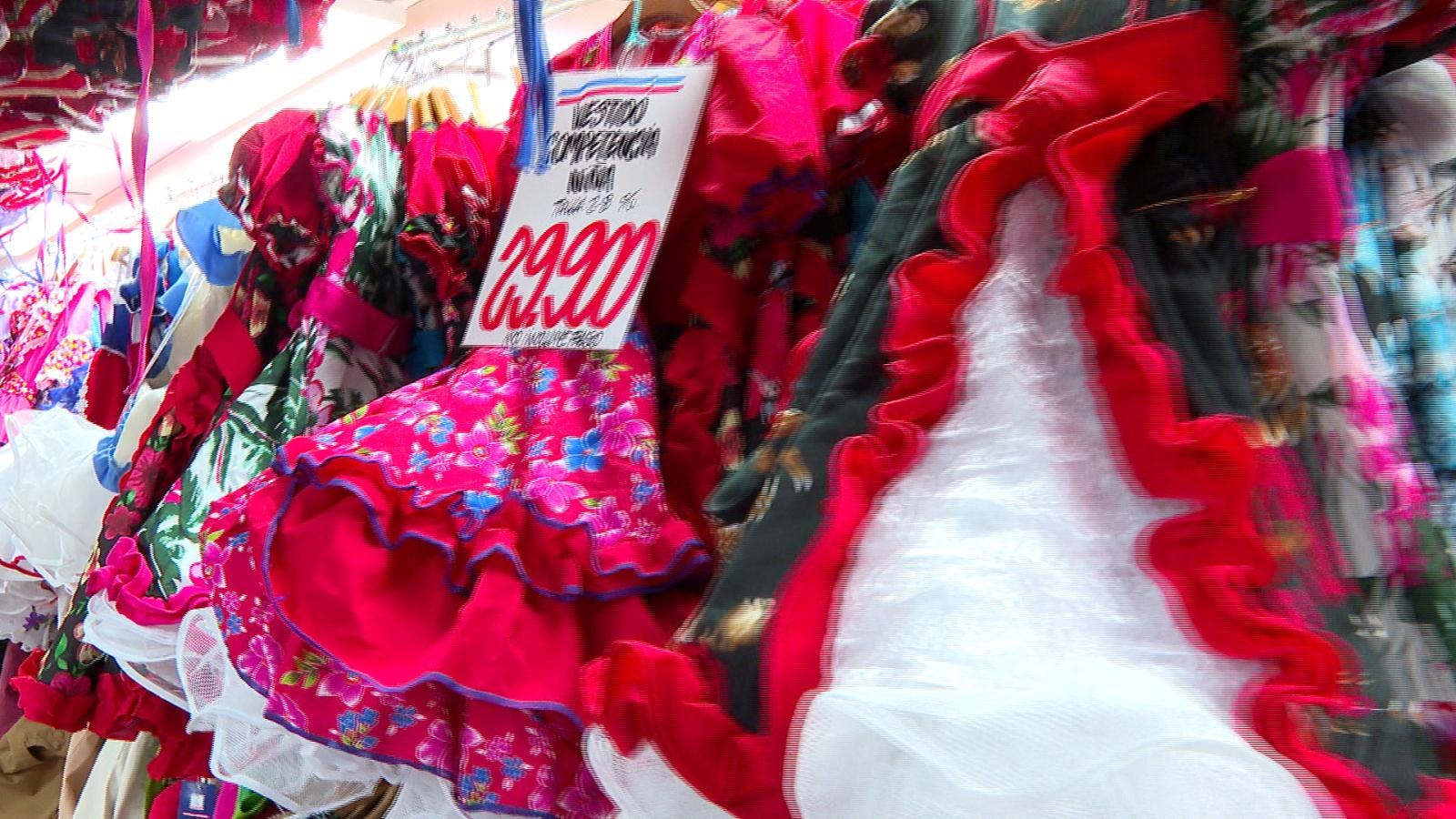 Antofagastinos adelantan festejos de fiestas patrias con compras de vestimenta típica  y cotillón