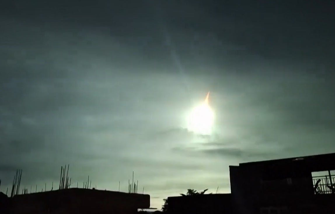 ¿Son un riesgo para el planeta? Impactante registro de asteroide que iluminó la noche en Filipinas