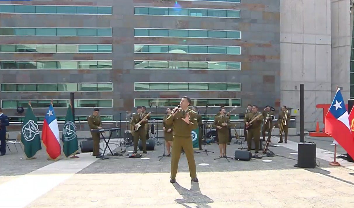 La Small Band de Carabineros llena de ritmo con cumbias en la "Parada Musical" 