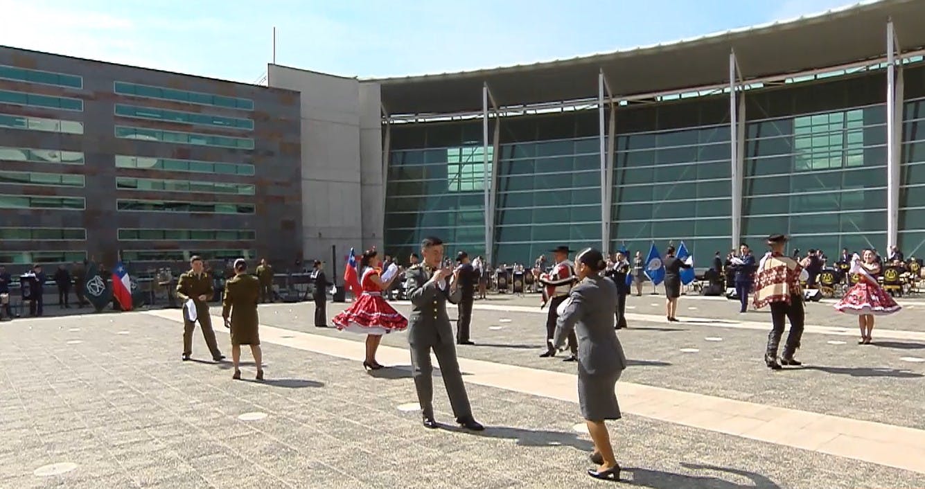 Disfruta del hermoso pie de cueca de todas las Fuerzas Armadas y de Seguridad en la "Parada Musical" 